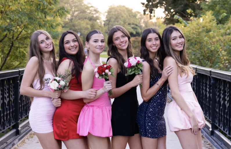 Seniors, Lauren Dykema, Eva Gigoryan, Maddy Elser, Emily Scozzafave, Lily
Antonie, and Natalie Ham, pose for a picture at Northpoint Lighthouse.